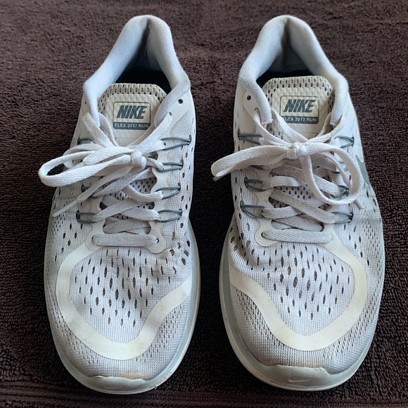 Nike Flex 2017 Run Athletic Shoes White Gray Low Top Running  - Women’s Size 6.5 - Picture 1 of 12